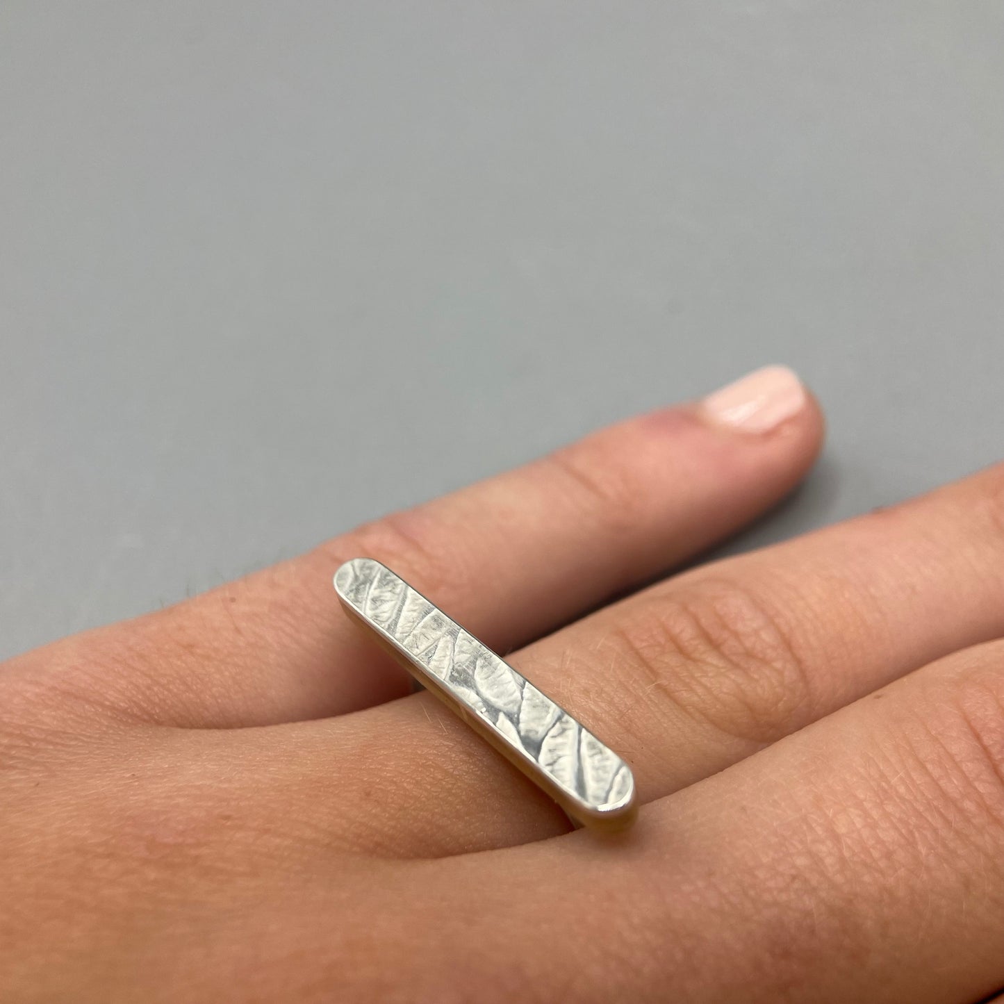 Papermetal Embossed Horizontal Bar Ring