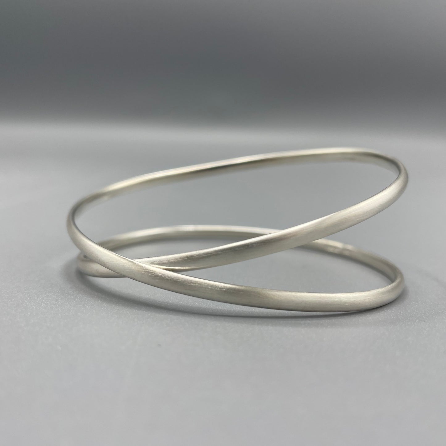 Sarah McCallum Brushed Silver 'Crossover' Bangle - Oval Wire