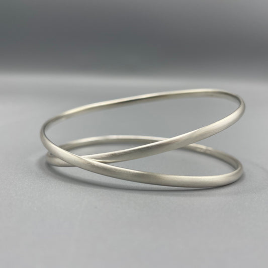 Sarah McCallum Brushed Silver 'Crossover' Bangle - Oval Wire