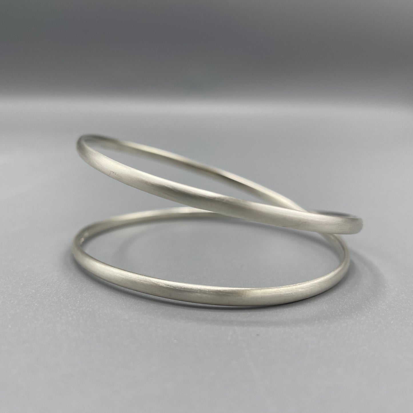 Sarah McCallum Brushed Silver 'Crossover' Bangle - Oval Wire