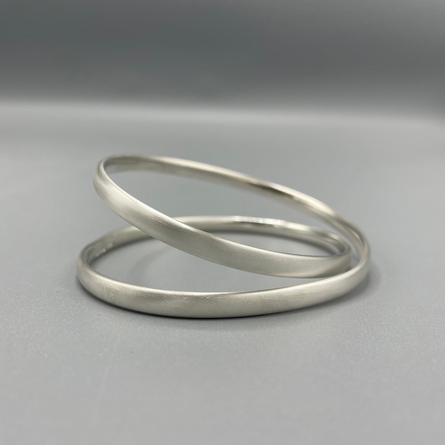 Sarah McCallum Brushed Silver 'Crossover' Bangle - Oval Wire