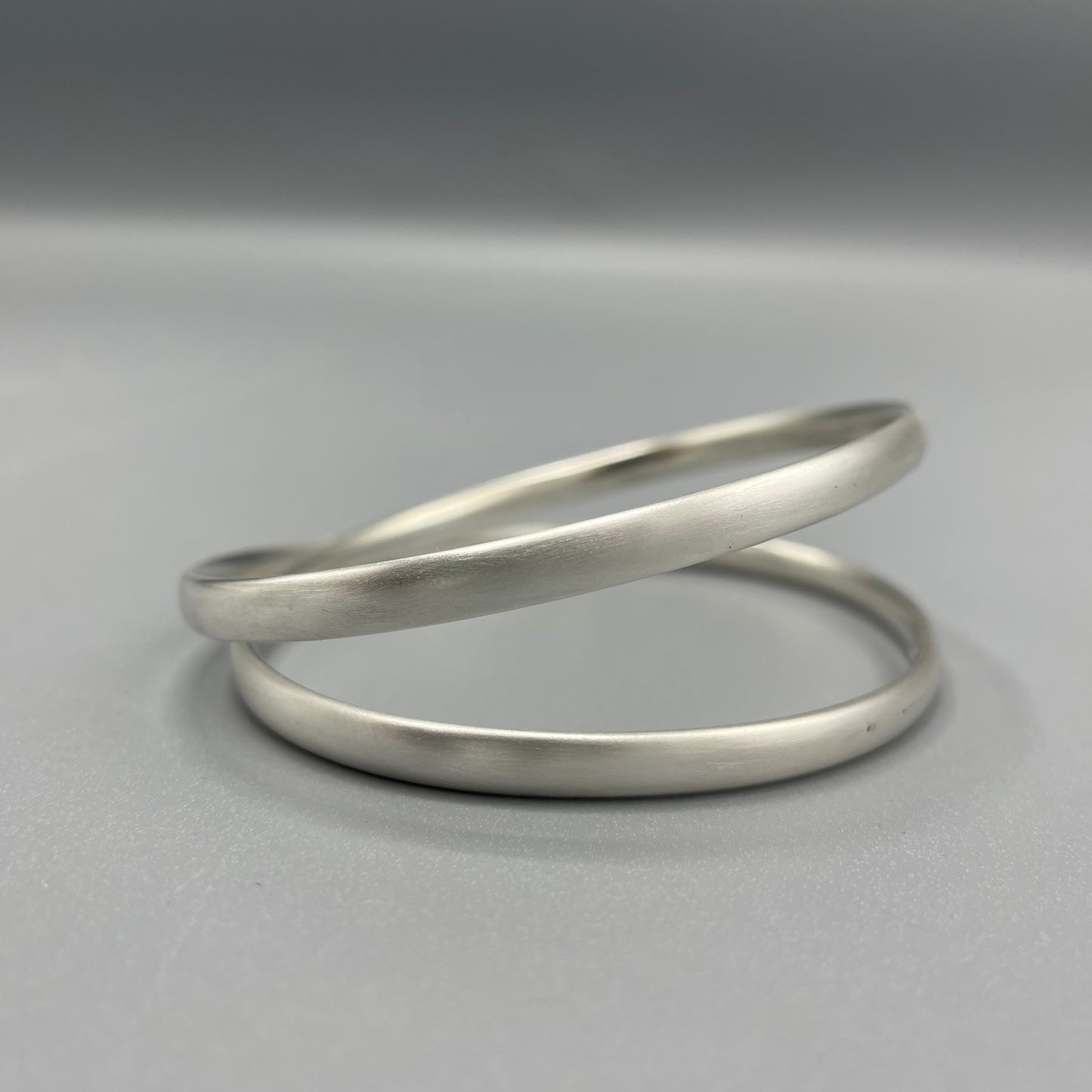 Sarah McCallum Brushed Silver 'Crossover' Bangle - Oval Wire