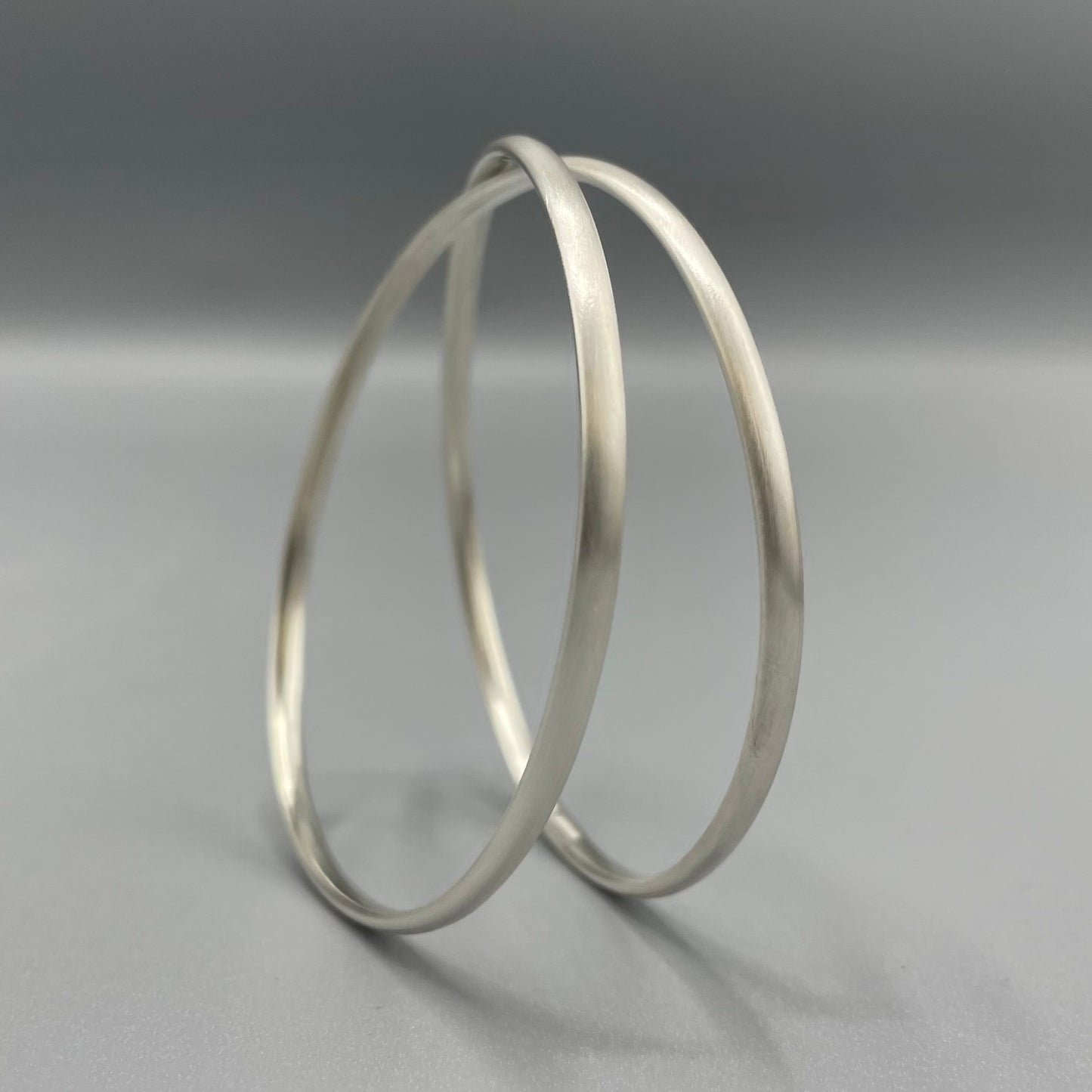 Sarah McCallum Brushed Silver 'Crossover' Bangle - Oval Wire