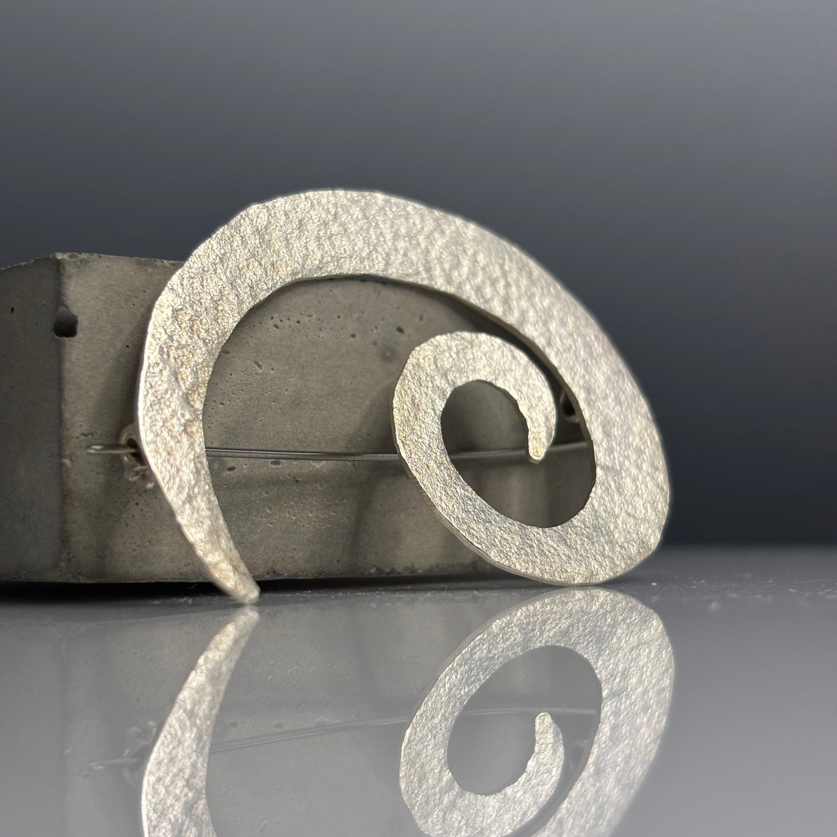 Anthony Feiler – Brooch: Textured Silver Spiral
