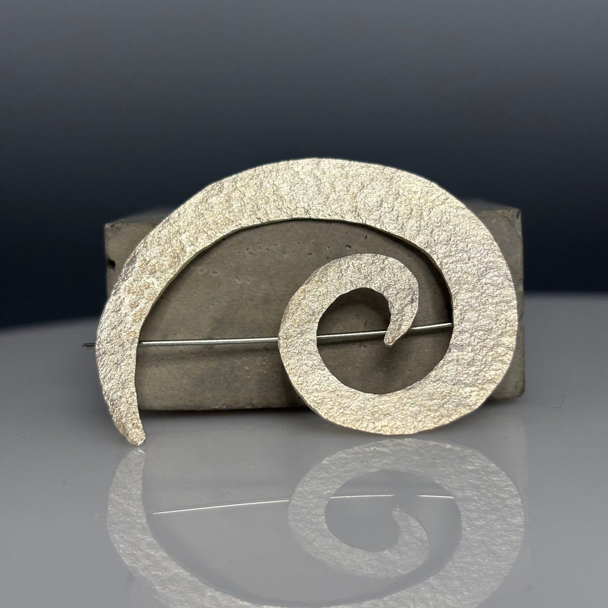 Anthony Feiler – Brooch: Textured Silver Spiral