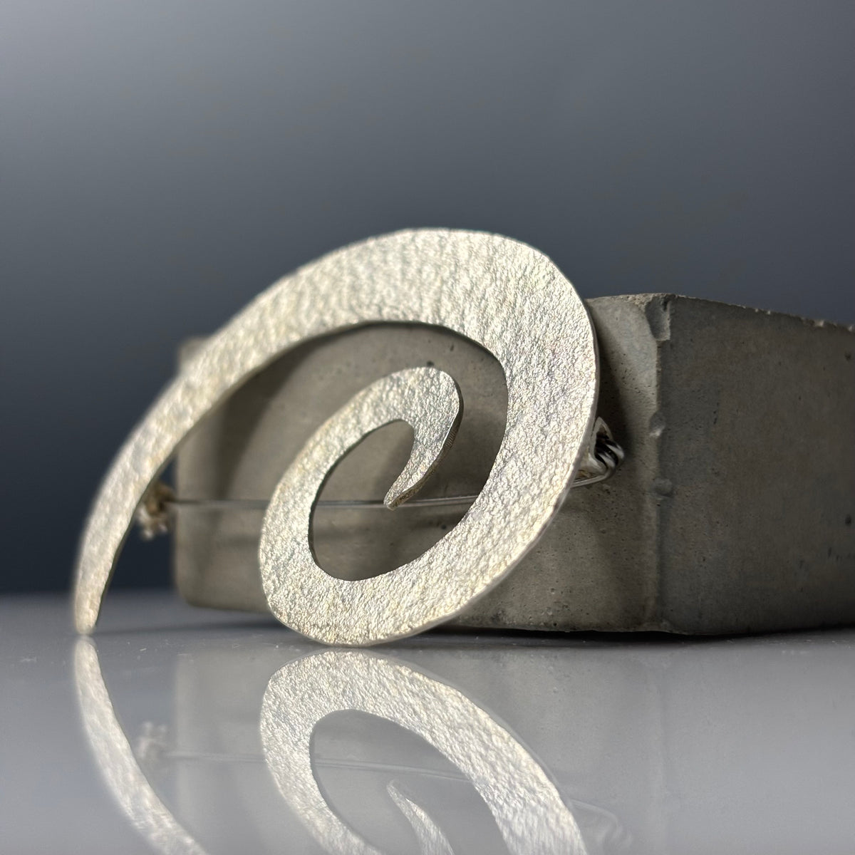 Anthony Feiler – Brooch: Textured Silver Spiral